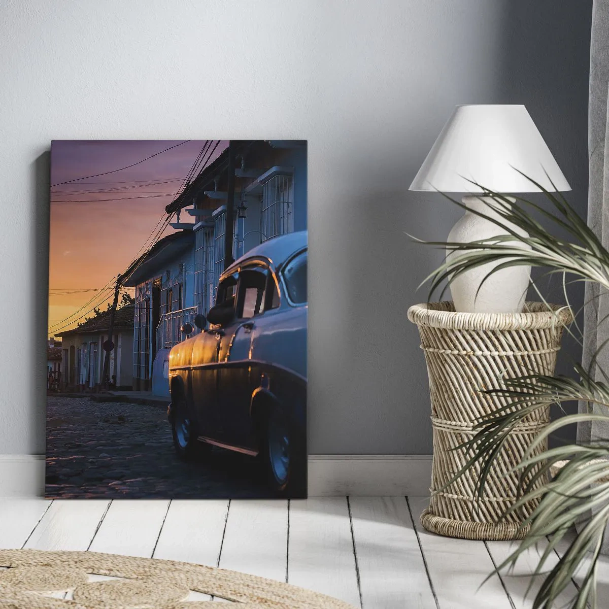 Obraz na płótnie - Retro samochód i rower na ulicy w świetle zachodzącego słońca - 80x120cm - Tutaj zwalnia czas - Nowoczesna dekoracja ścienna do salonu i sypialni ARTTOR