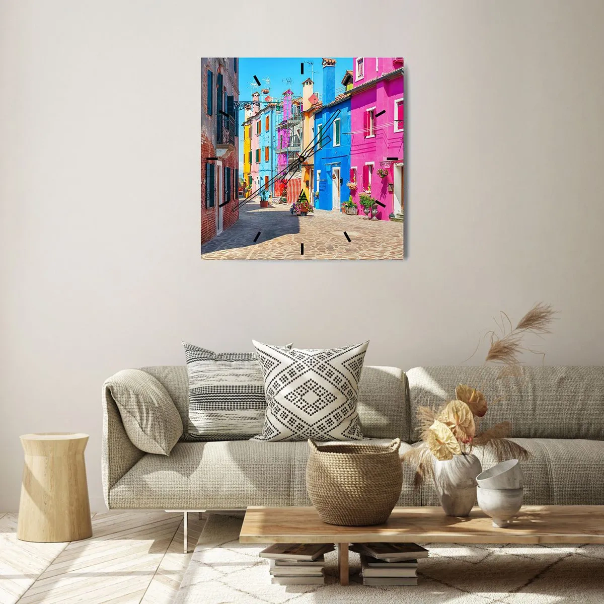 Zegar ścienny - Kolorowe budynki w wąskiej uliczce miasteczka - 30x30cm - Miasteczko "Pod papugami" - Nowoczesna dekoracja ścienna do salonu i sypialni ARTTOR
