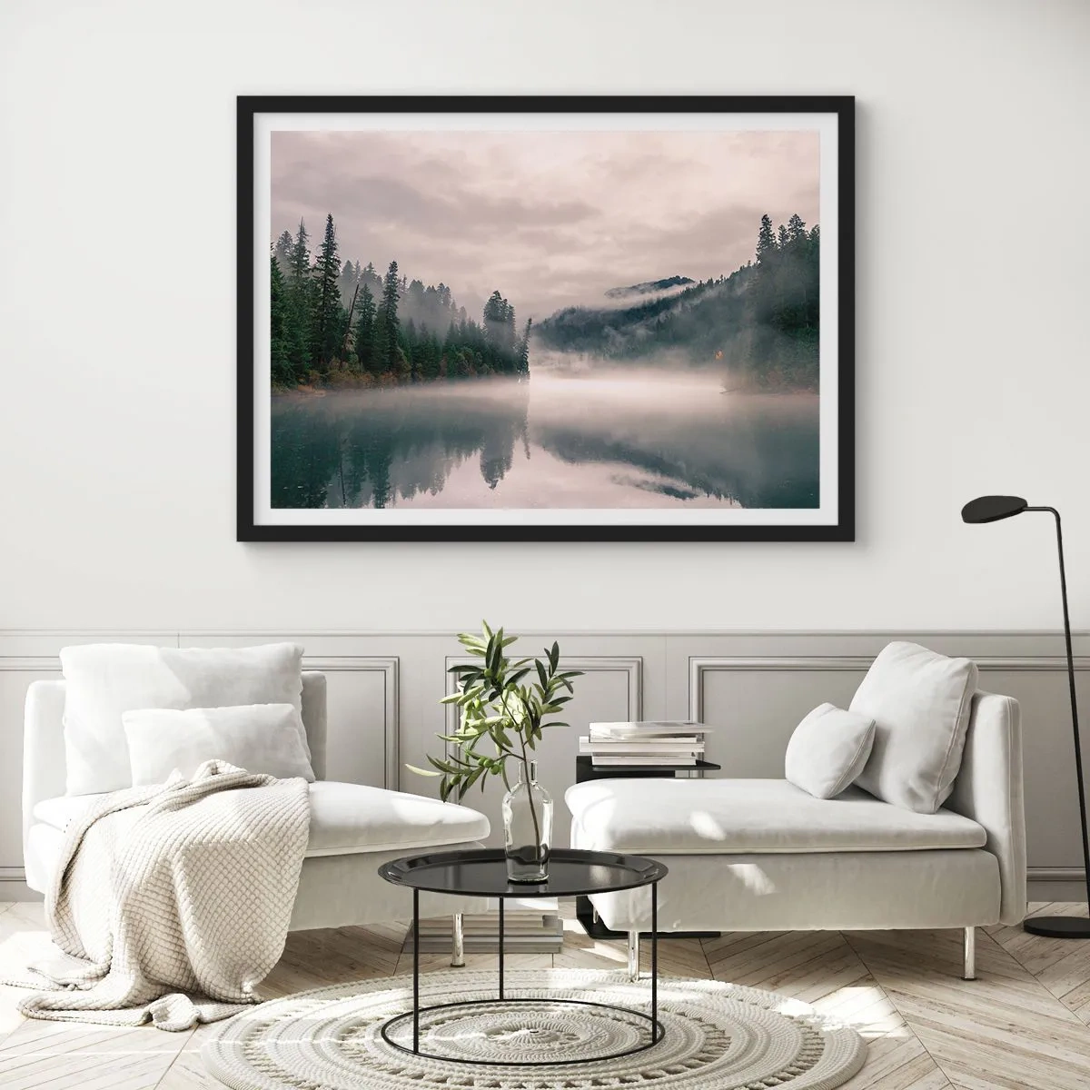 Plakat w czarnej ramie - Mglisty las odbijający się w spokojnym jeziorze - 70x50cm - W zadumie, we mgle - Nowoczesna dekoracja ścienna do salonu i sypialni ARTTOR