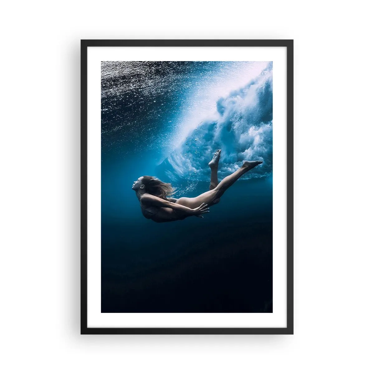 Plakat w czarnej ramie - Kobieta płynąca pod wodą w otoczeniu bąbelków i fal - 50x70cm - Współczesna syrena - Nowoczesna dekoracja ścienna do salonu i sypialni ARTTOR