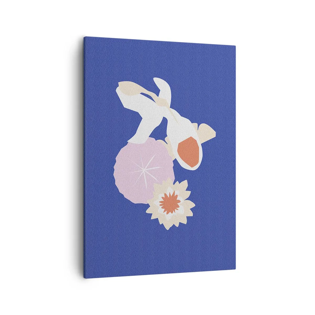 Obraz na płótnie - Biała ryba z kwiatami na głębokim niebieskim tle w stylu minimalistycznym - 50x70cm - Kompozycja kwiatów i pąków - Nowoczesna dekoracja ścienna do salonu, kuchni i sypialni ARTTOR