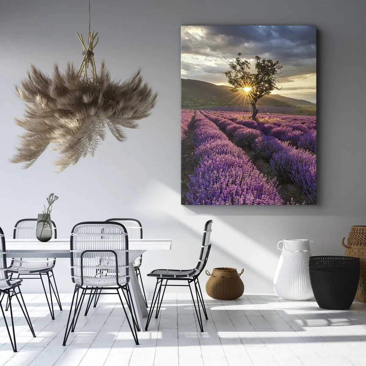 Obraz na płótnie - Pole lawendy z samotnym drzewem o zachodzie słońca - 50x70cm - Aromat w kolorze lila - Nowoczesna dekoracja ścienna do salonu, kuchni i sypialni ARTTOR
