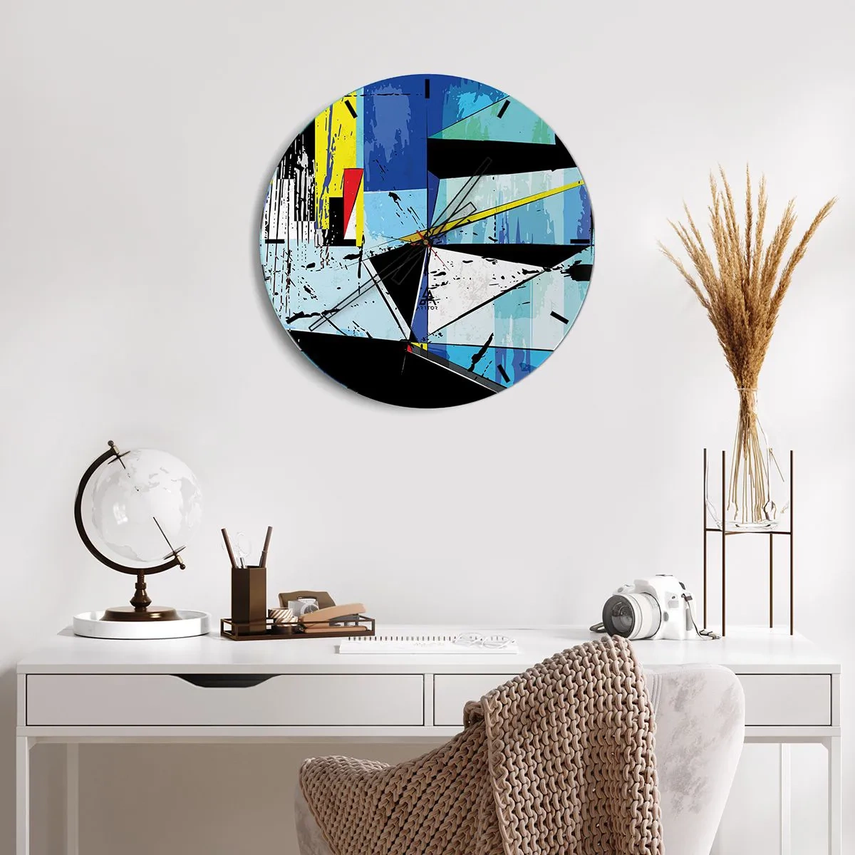 Zegar ścienny - Geometryczna abstrakcja w odcieniach niebieskiego i czerni - 30x30cm - Patrzeć na świat pod kątem... - Nowoczesna dekoracja ścienna do salonu, kuchni i sypialni ARTTOR