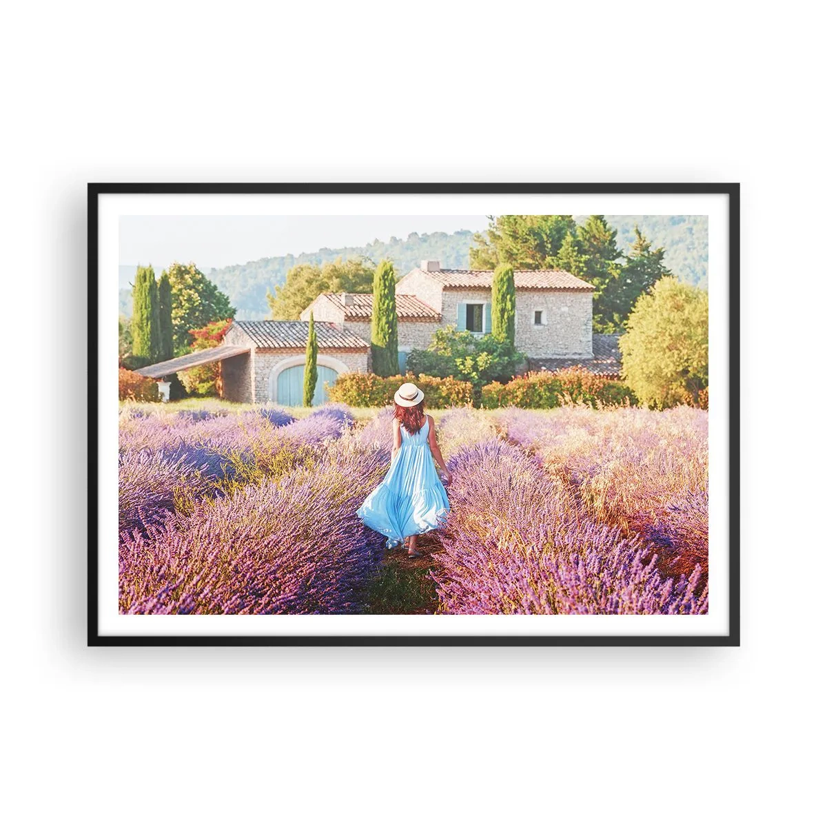 Plakat w czarnej ramie - Kobieta w błękitnej sukni spacerująca po polu lawendy z widokiem na dom - 100x70cm - Lawendowa dziewczyna - Nowoczesna dekoracja ścienna do salonu i sypialni ARTTOR