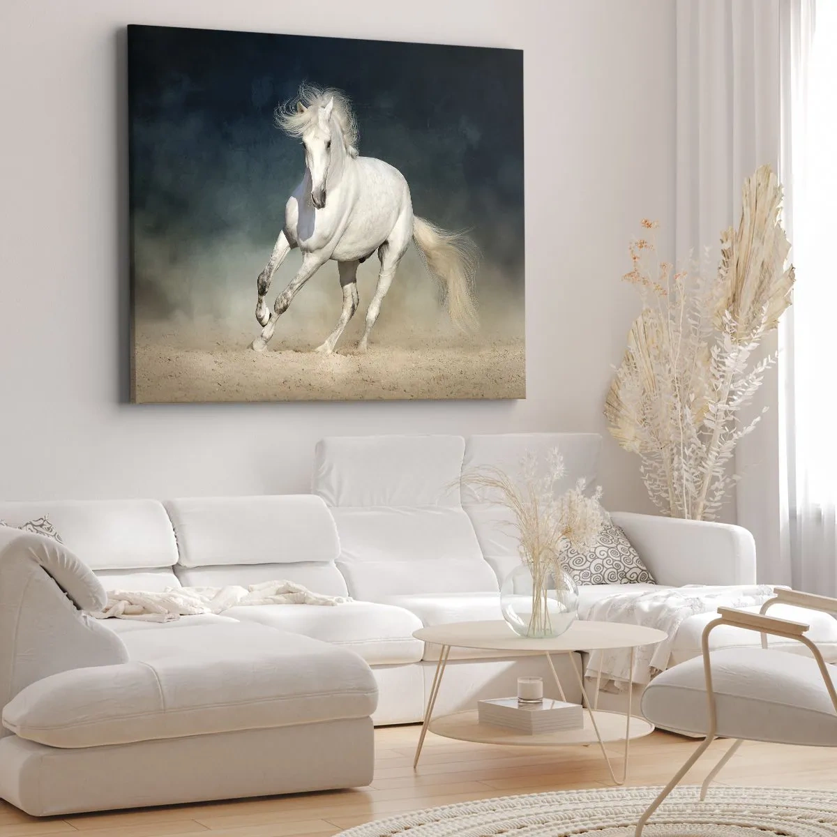 Obraz na płótnie - Biały koń galopujący na tle rozmytego nieba - 70x50cm - Wolność w stanie czystym - Nowoczesna dekoracja ścienna do salonu i sypialni ARTTOR