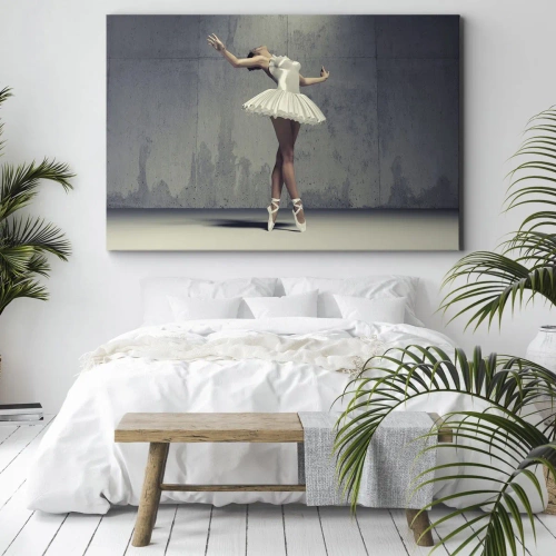 Obraz na płótnie - Lekko jak ptak - Tancerka baletowa w białej sukni na tle surowej ściany - 70x50cm