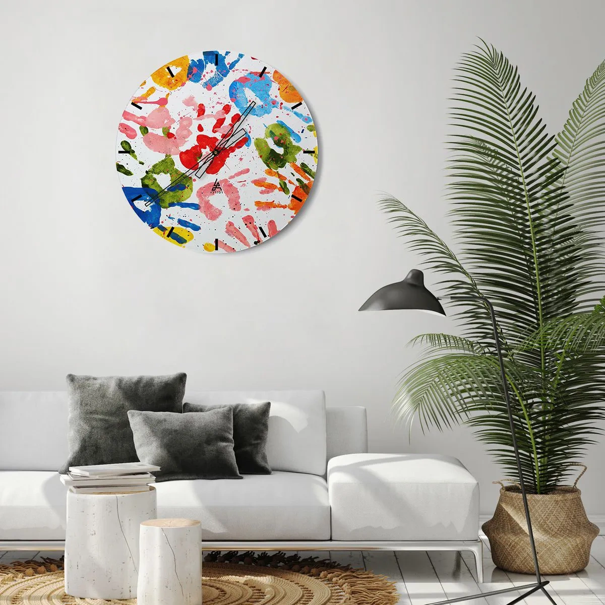 Zegar ścienny - Kolorowe odciski dłoni na białym tle - 30x30cm - Idź po śladach - Nowoczesna dekoracja ścienna do salonu, kuchni i sypialni ARTTOR