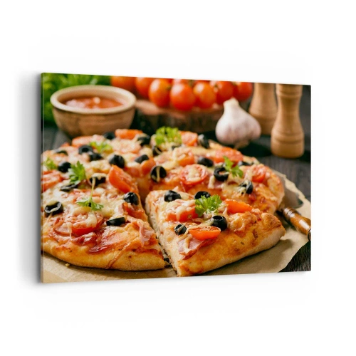 Obraz na płótnie - Pizza z pomidorami, oliwkami i świeżymi ziołami na stole - 100x70cm - Znów ci się upiekło - Nowoczesna dekoracja ścienna do salonu, kuchni i sypialni ARTTOR