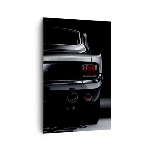 Obraz na płótnie - Czarno-biały obraz przedstawiający tylną część klasycznego samochodu na tle ciemnej przestrzeni - 80x120cm - Czar klasyki - Nowoczesna dekoracja ścienna do salonu i sypialni ARTTOR