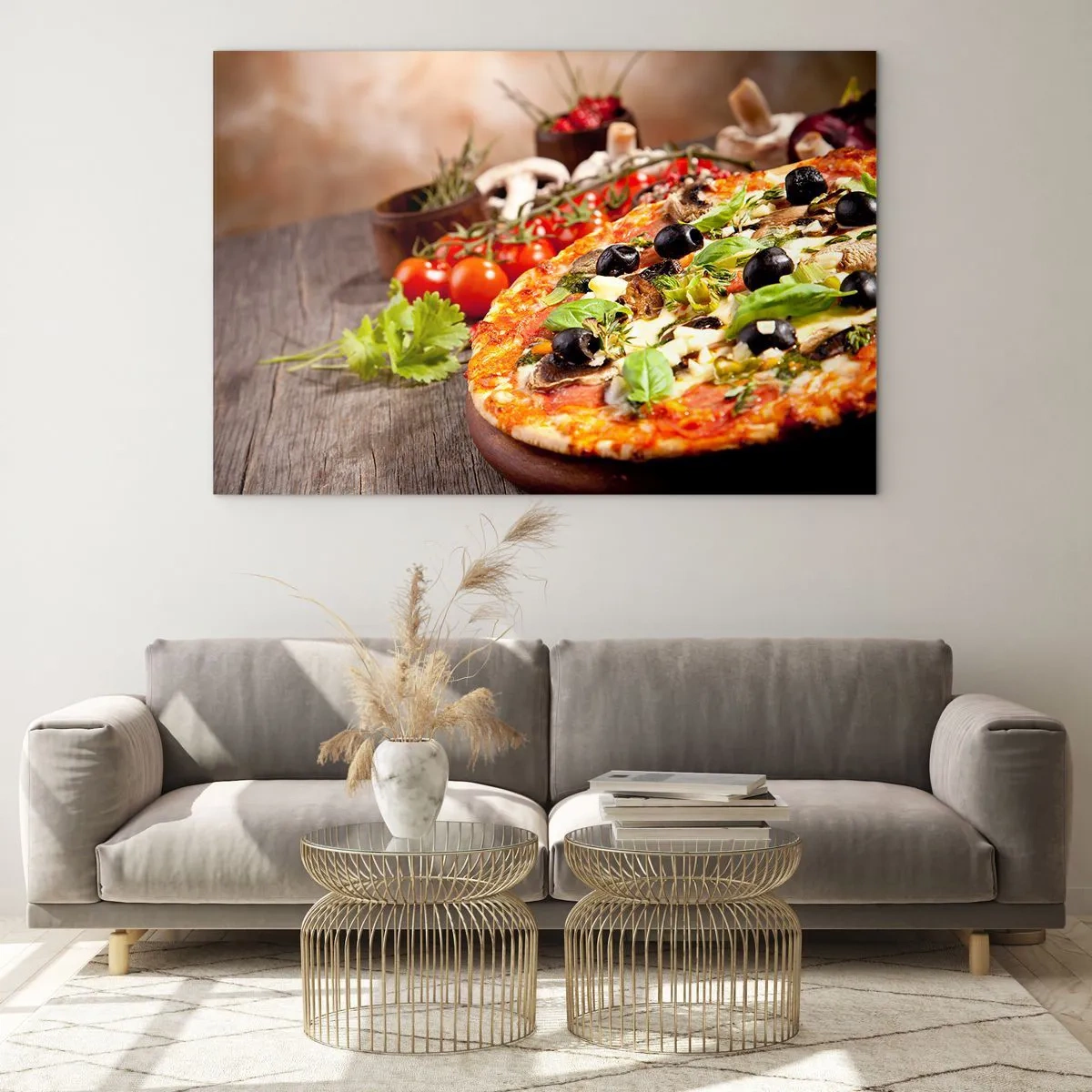 Obraz na szkle - Pizza z oliwkami, grzybami i świeżymi ziołami na drewnianym stole - 120x80cm - Z tellurycznych ingrediencji - Nowoczesna dekoracja ścienna do salonu, kuchni i sypialni ARTTOR