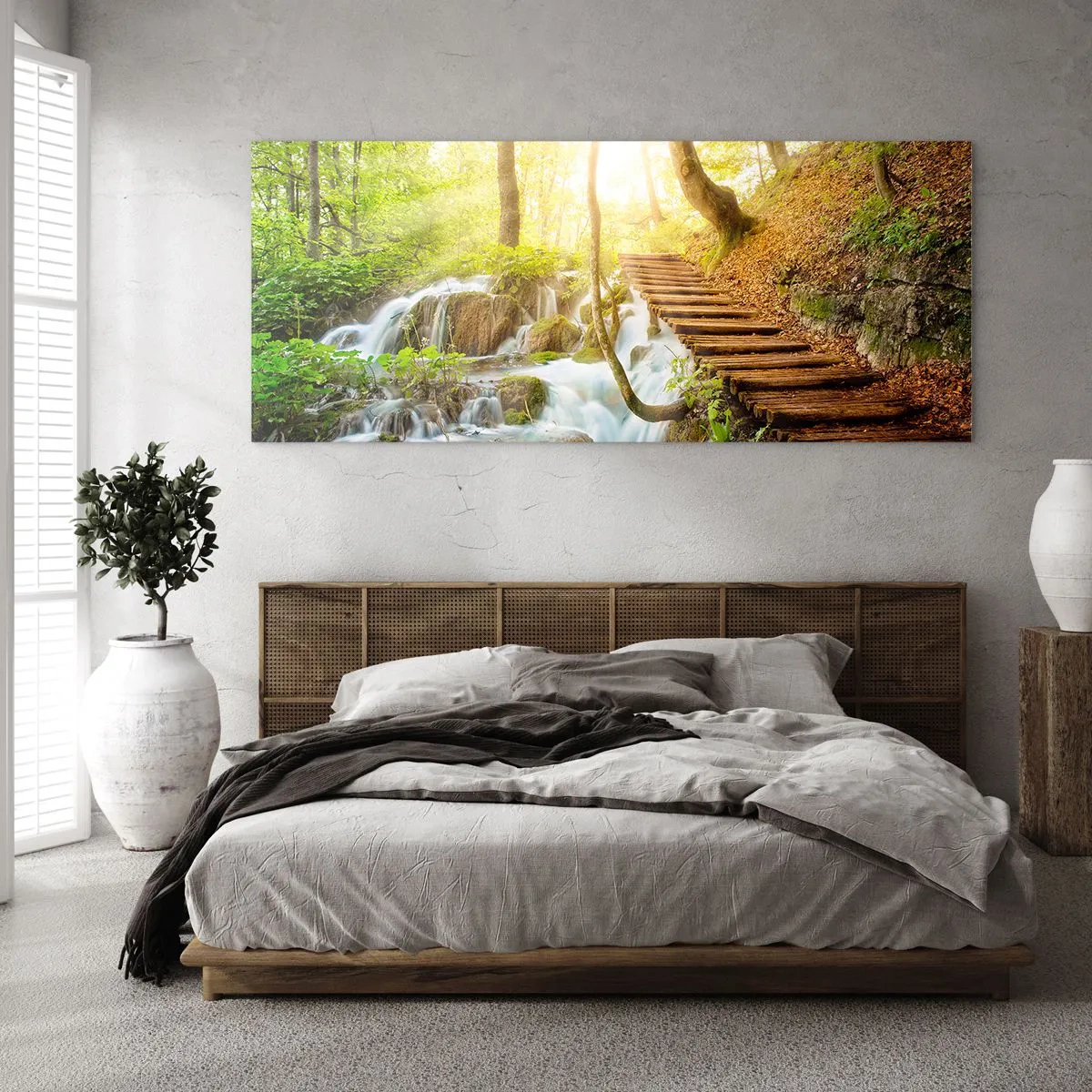 Obraz na szkle - Leśna ścieżka z drewnianymi schodami przy wodospadzie - 120x50cm - Upragniony chłód - Nowoczesna dekoracja ścienna do salonu i sypialni ARTTOR