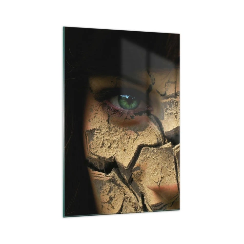 Obraz na szkle - Twarz kobiety z zielonymi oczami pokryta popękaną strukturą ziemi - 70x100cm - Zachwyt i groza zarazem - Nowoczesna dekoracja ścienna do salonu i sypialni ARTTOR