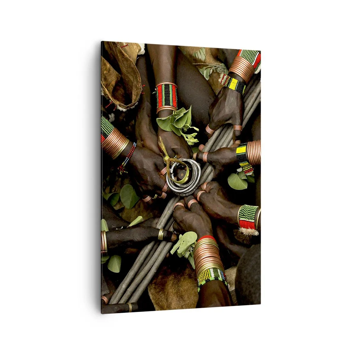 Obraz na płótnie - Tradycyjne bransolety na rękach w grupie rąk - 80x120cm - Jesteśmy razem - Nowoczesna dekoracja ścienna do salonu i sypialni ARTTOR