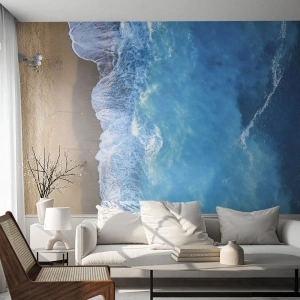 Fototapeta Premium Sand - Fale oceanu uderzające o piaszczystą plażę z lotu ptaka - 100x70cm - Siła błękitu - Nowoczesna dekoracja ścienna do salonu, kuchni i sypialni ARTTOR