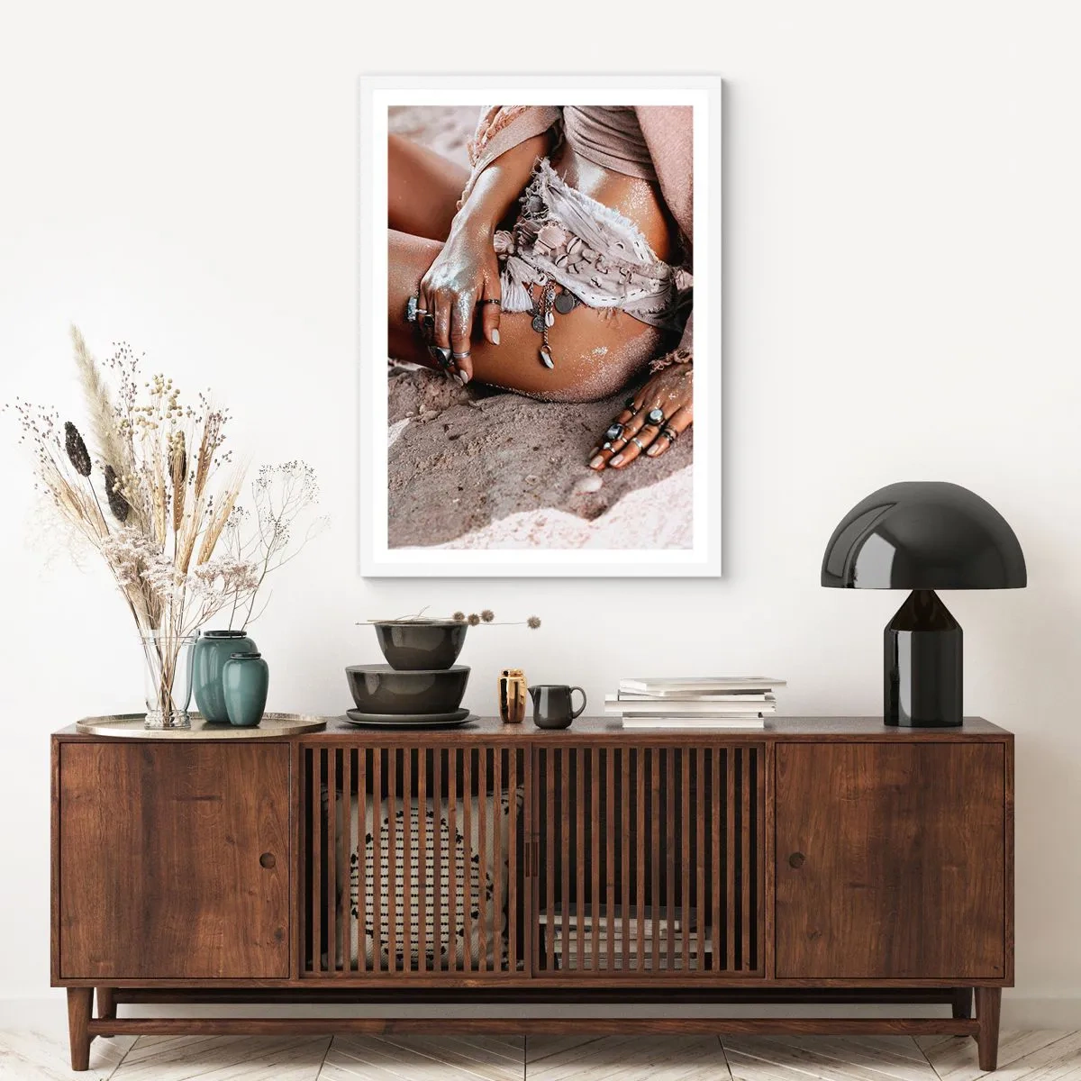 Plakat w białej ramie - Wyrzucona przez fale? - 70x100 cm