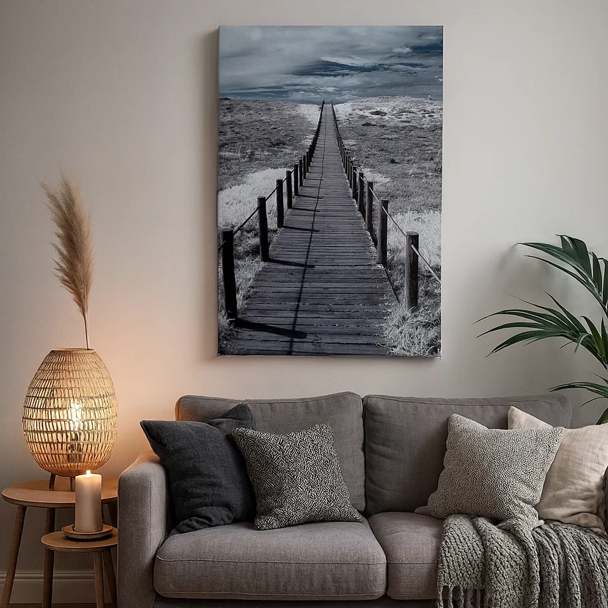 Obraz na płótnie - Drewniany pomost prowadzący przez wydmy w monochromatycznej tonacji - 50x70cm - Na sam brzeg - Nowoczesna dekoracja ścienna do salonu, kuchni i sypialni ARTTOR