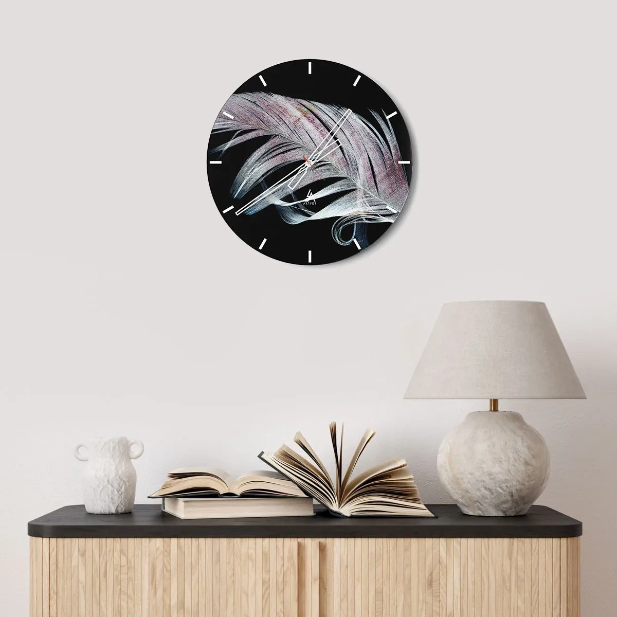 Zegar ścienny - Delikatne pióro w pastelowych barwach na czarnym tle - 30x30cm - Pomyśl o dotyku - Nowoczesna dekoracja ścienna do salonu, kuchni i sypialni ARTTOR