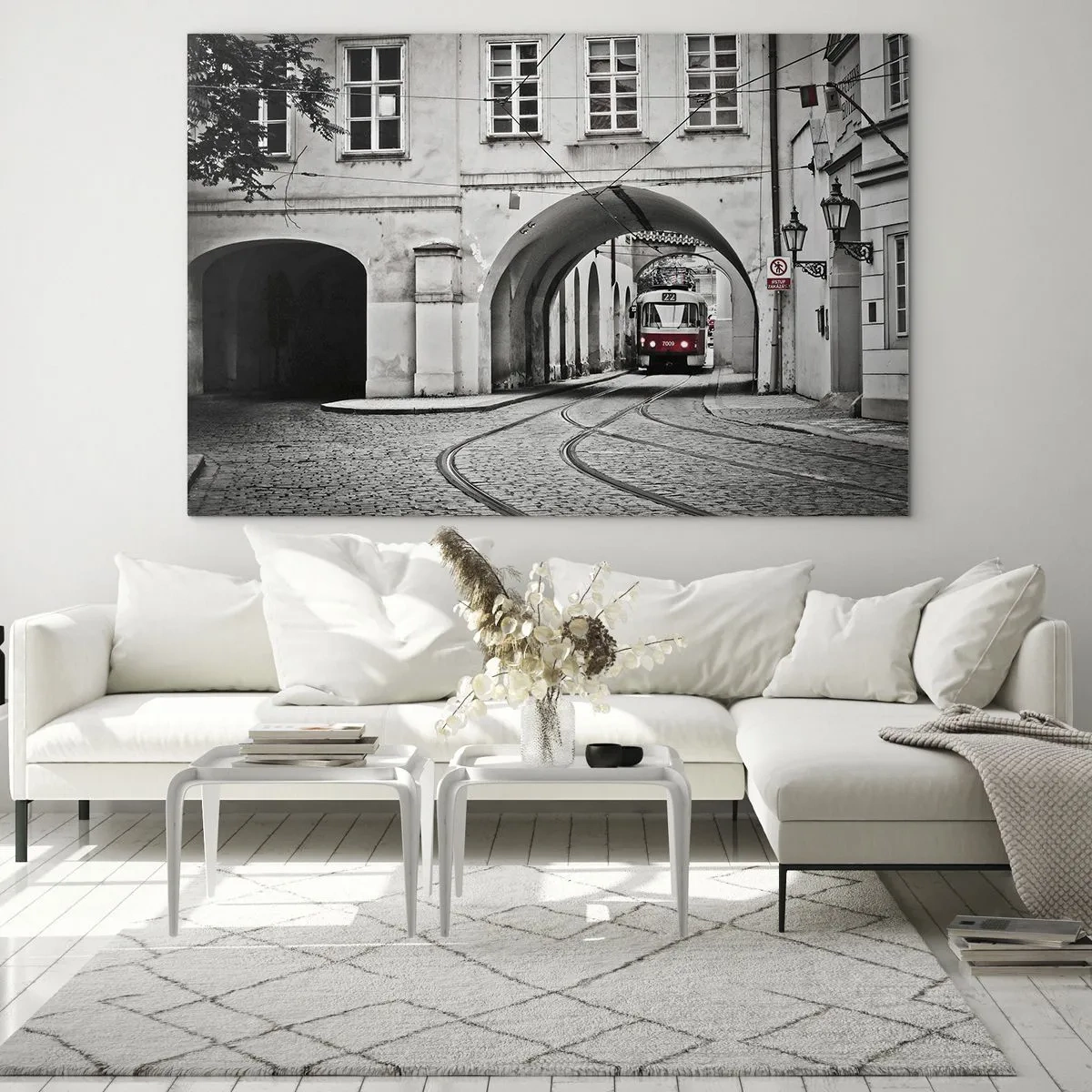 Obraz na szkle - Czarno-biały tramwaj w starej uliczce - 70x50cm - Przez miejski labirynt - Nowoczesna dekoracja ścienna do salonu i sypialni ARTTOR