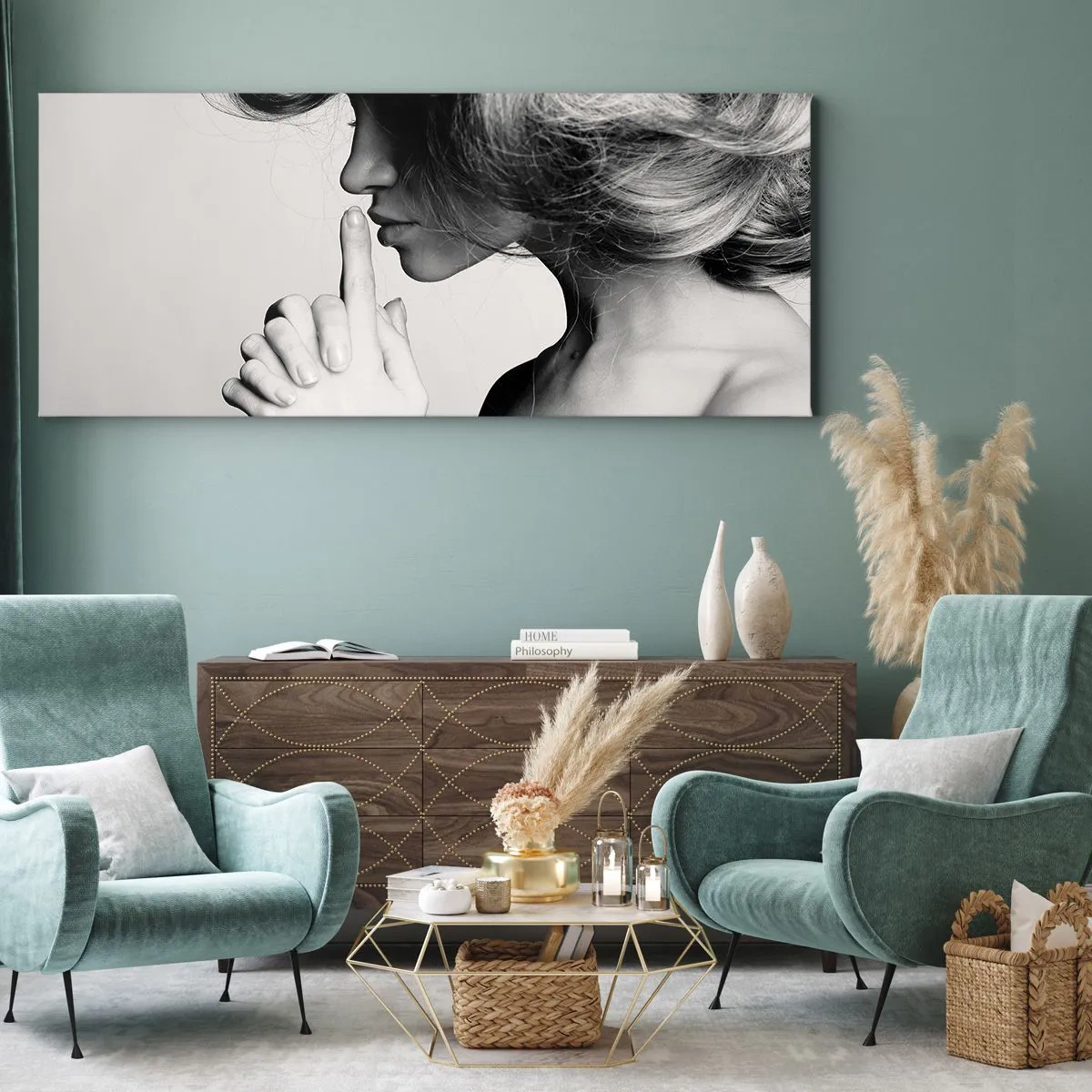 Obraz na płótnie - Profil kobiety w czarno-białym ujęciu z gestem ciszy - 160x50cm - Zasłuchana w sobie - Nowoczesna dekoracja ścienna do salonu i sypialni ARTTOR