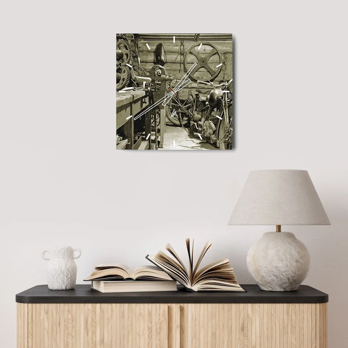Zegar ścienny - Retro warsztat z motocyklami i narzędziami - 30x30cm - W szopie wuja Władka - Nowoczesna dekoracja ścienna do salonu i sypialni ARTTOR