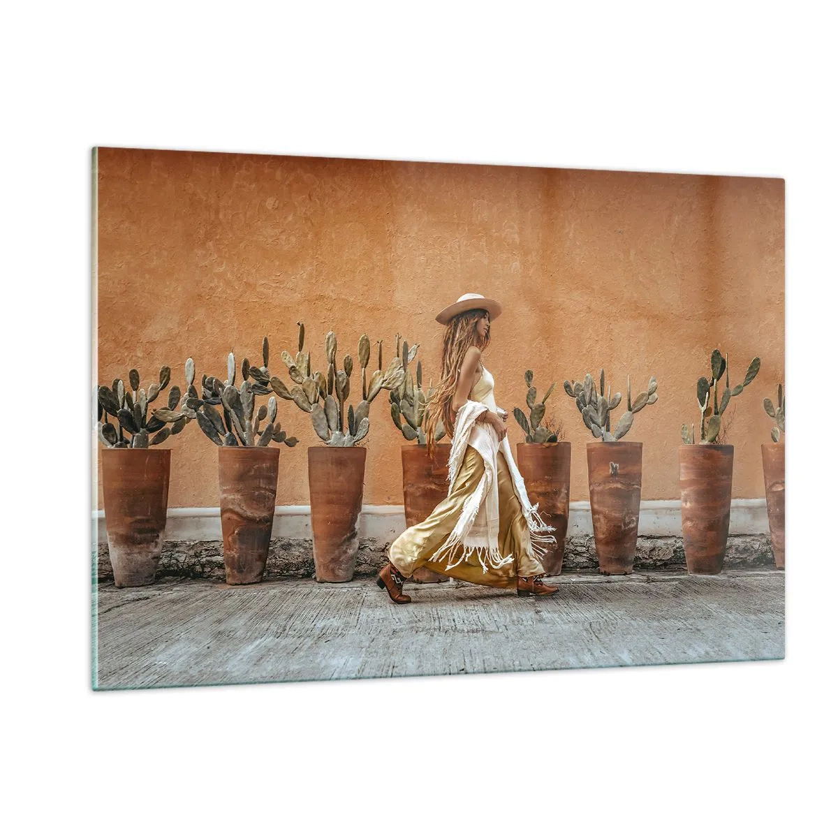 Obraz na szkle - Kobieta w stylu boho spacerująca przy donicach z kaktusami - 120x80cm - W stylu hippie - Nowoczesna dekoracja ścienna do salonu, kuchni i sypialni ARTTOR