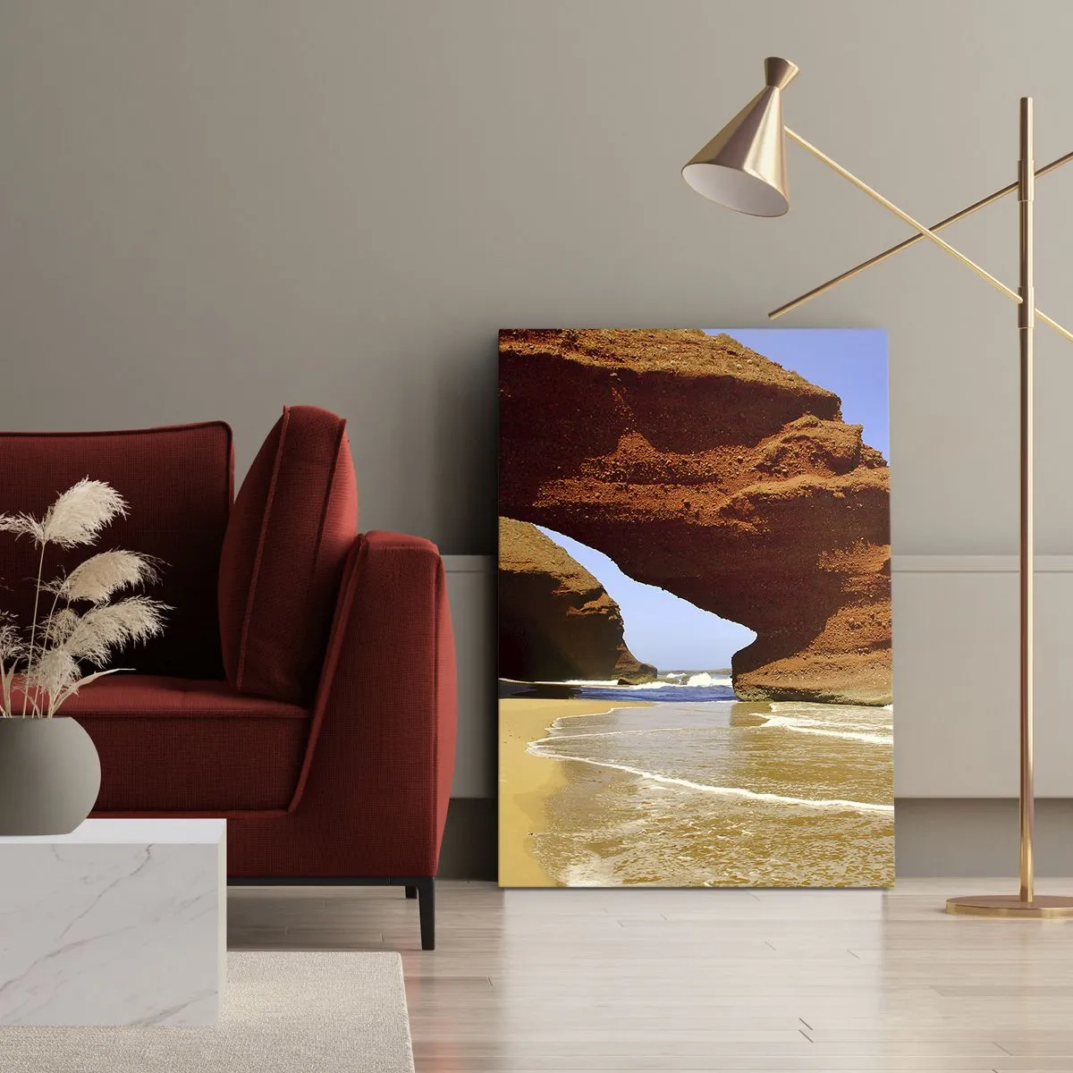 Obraz na płótnie - Czerwona skała łukowa nad plażą z błękitnym niebem - 50x70cm - Woda i wiatr przez tysiące lat - Nowoczesna dekoracja ścienna do salonu, kuchni i sypialni ARTTOR
