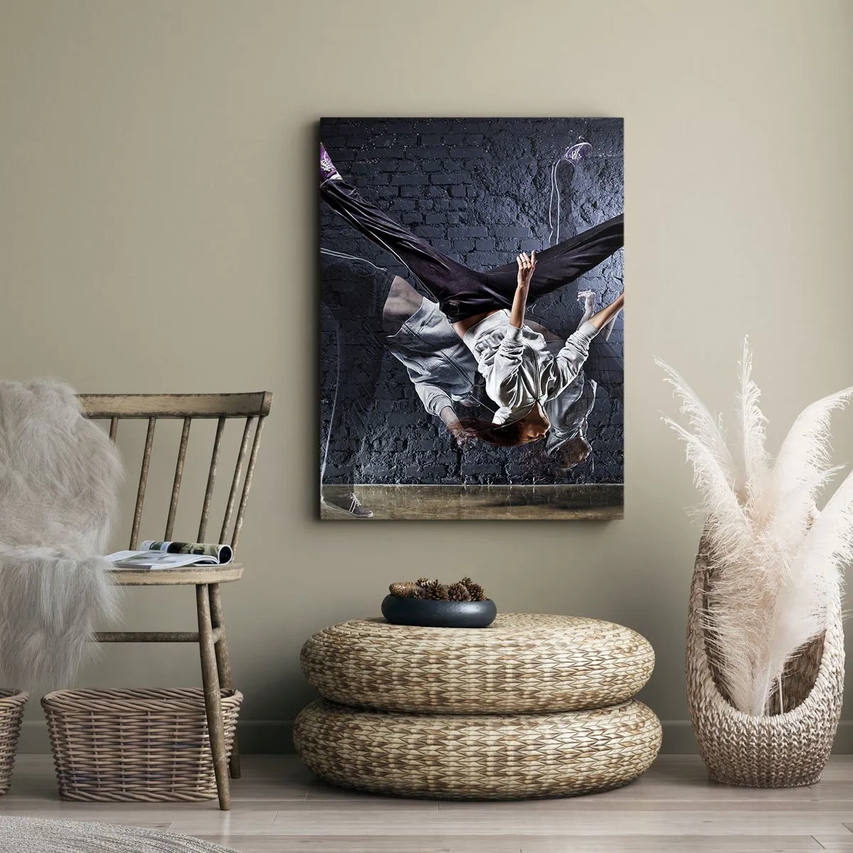 Obraz na płótnie - Tancerz w dynamicznym skoku na tle ściany z cegieł - 80x120cm - Gwiazda ulicy - Nowoczesna dekoracja ścienna do salonu i sypialni ARTTOR