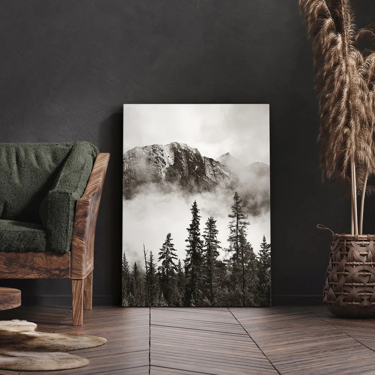 Obraz na płótnie - Górski krajobraz z majestatyczną skałą i lasem w chmurach - 50x70cm - Granitowy władca - Nowoczesna dekoracja ścienna do salonu, kuchni i sypialni ARTTOR
