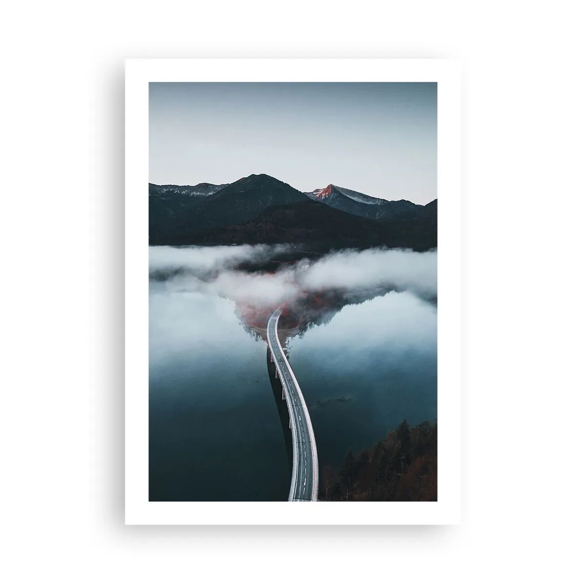 Plakat - Most nad spokojnym jeziorem, odbijającym góry w tle - 50x70cm - Nad wodą gładką jak lustro - Nowoczesna dekoracja ścienna do salonu, kuchni i sypialni ARTTOR