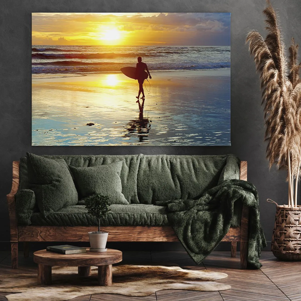Obraz na płótnie - Surfer idący po plaży o zachodzie słońca z deską w ręku - 70x50cm - Powrót wojownika - Nowoczesna dekoracja ścienna do salonu i sypialni ARTTOR