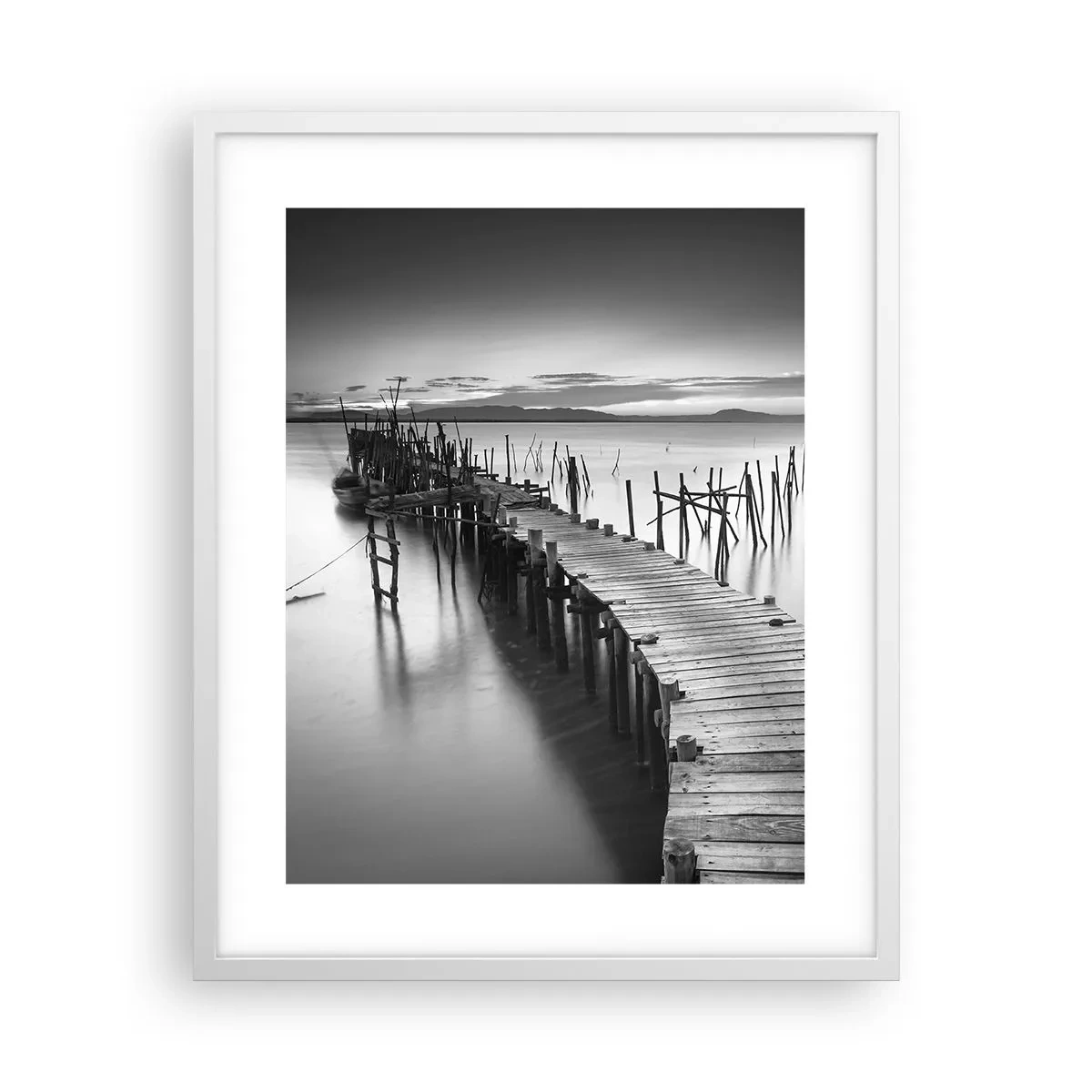 Plakat w białej ramie - Spokój zapomnianego brzegu - 40x50 cm