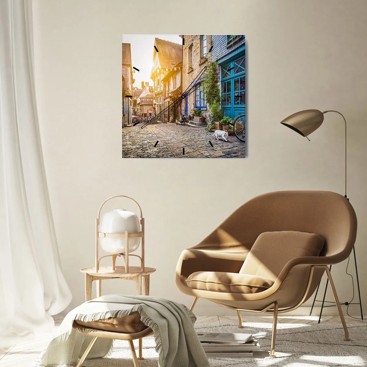 Zegar ścienny - Urokliwa uliczka z kamiennym brukiem w świetle słońca - 30x30cm - Biały duch miasteczka - Nowoczesna dekoracja ścienna do salonu i sypialni ARTTOR