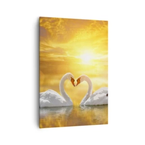 Obraz na płótnie - Romantyczna scena dwóch łabędzi tworzących serce na tle złotego zachodu - 70x100cm - Serce to najpiękniejsze słowo świata… - Nowoczesna dekoracja ścienna do salonu i sypialni ARTTOR
