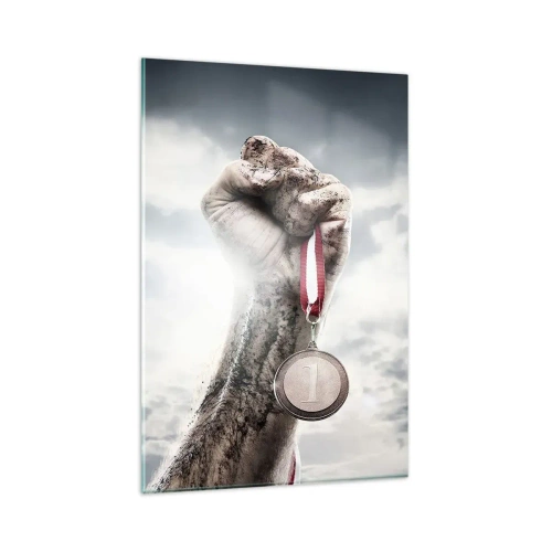 Obraz na szkle - Ręka uniesiona w górę z medalem na tle pochmurnego nieba - 80x120cm - Per aspera ad astra - Nowoczesna dekoracja ścienna do salonu i sypialni ARTTOR