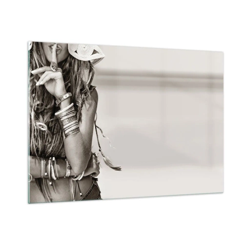 Obraz na szkle - Kobieta w biżuterii z palcem na ustach w artystycznym ujęciu - 100x70cm - Jak to dziewczyna - Nowoczesna dekoracja ścienna do salonu, kuchni i sypialni ARTTOR