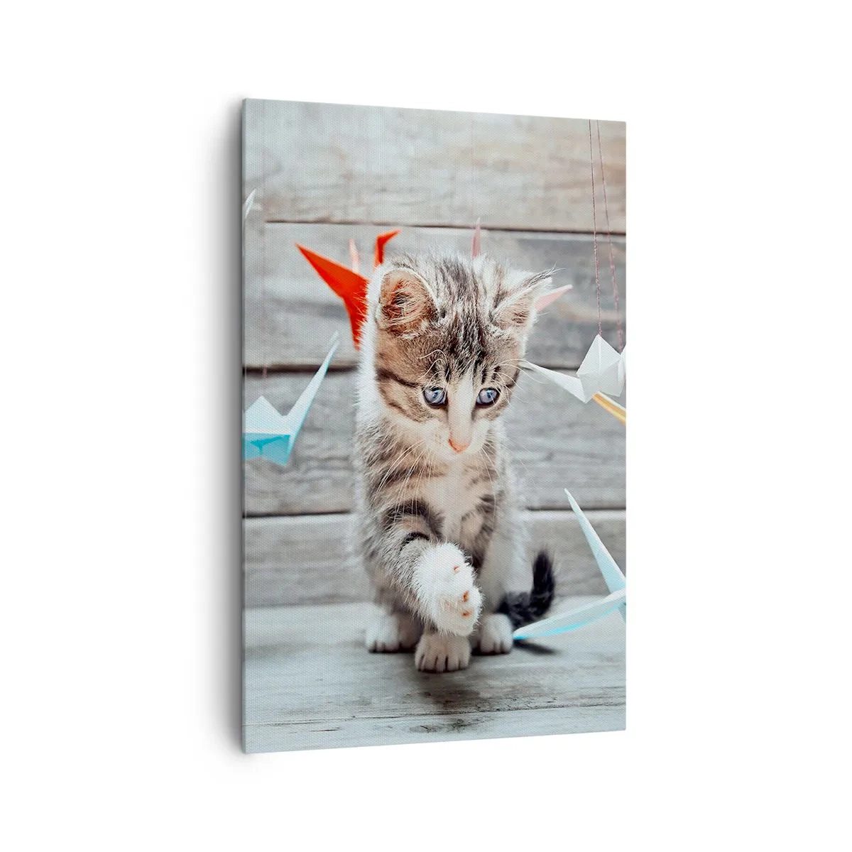 Obraz na płótnie - Kotek bawiący się zawieszonymi papierowymi żurawiami origami - 80x120cm - Pierwsza lekcja - Nowoczesna dekoracja ścienna do salonu i sypialni ARTTOR