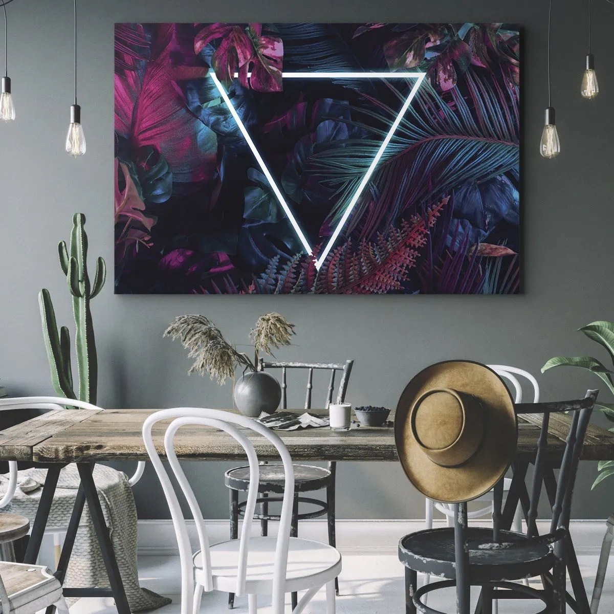 Obraz na płótnie - Neonowy trójkąt w otoczeniu tropikalnych liści w ciemnych barwach - 70x50cm - Ogród w stylu disco - Nowoczesna dekoracja ścienna do salonu i sypialni ARTTOR