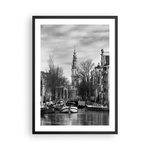 Plakat w czarnej ramie - Czarno-biały widok na kanał z zabytkową wieżą w tle - 50x70cm - Amsterdamskie klimaty - Nowoczesna dekoracja ścienna do salonu i sypialni ARTTOR