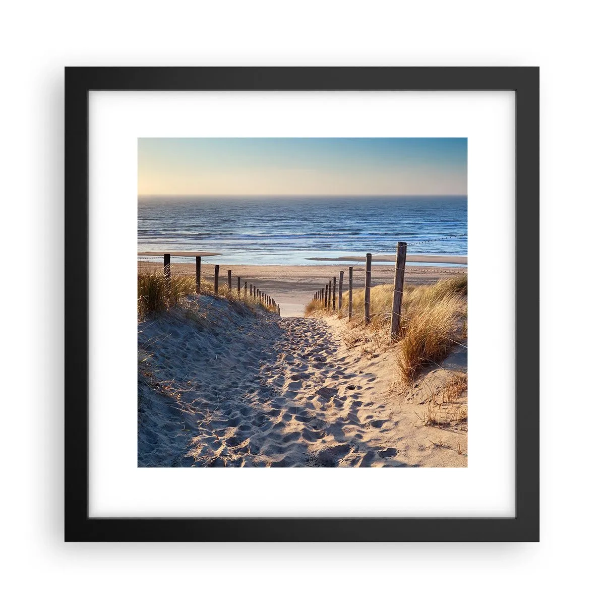Plakat w czarnej ramie - Morza szum, ptaków śpiew, dzika plaża pośród traw… - 30x30 cm