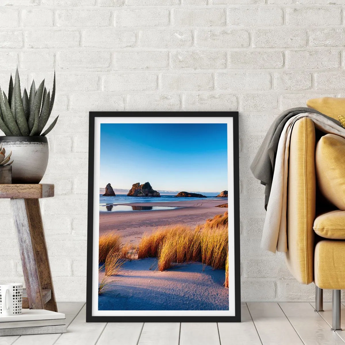 Plakat w czarnej ramie - Malownicza plaża z trawami i skałami na tle spokojnego oceanu - 50x70cm - Dla poszukiwaczy spokoju - Nowoczesna dekoracja ścienna do salonu i sypialni ARTTOR