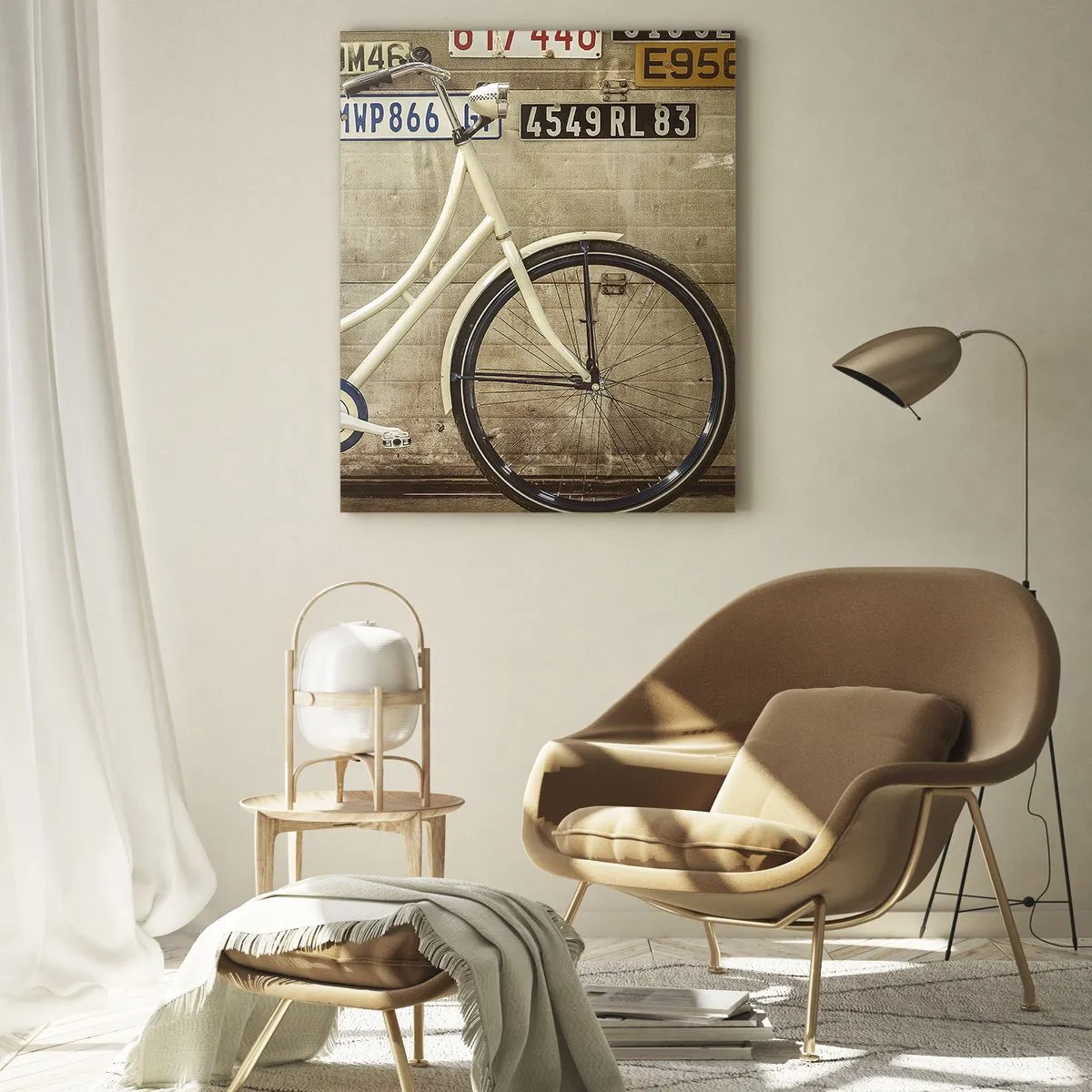 Obraz na szkle - Stary rower na tle ściany z tablicami rejestracyjnymi - 50x70cm - Bez kompleksów - Nowoczesna dekoracja ścienna do salonu, kuchni i sypialni ARTTOR