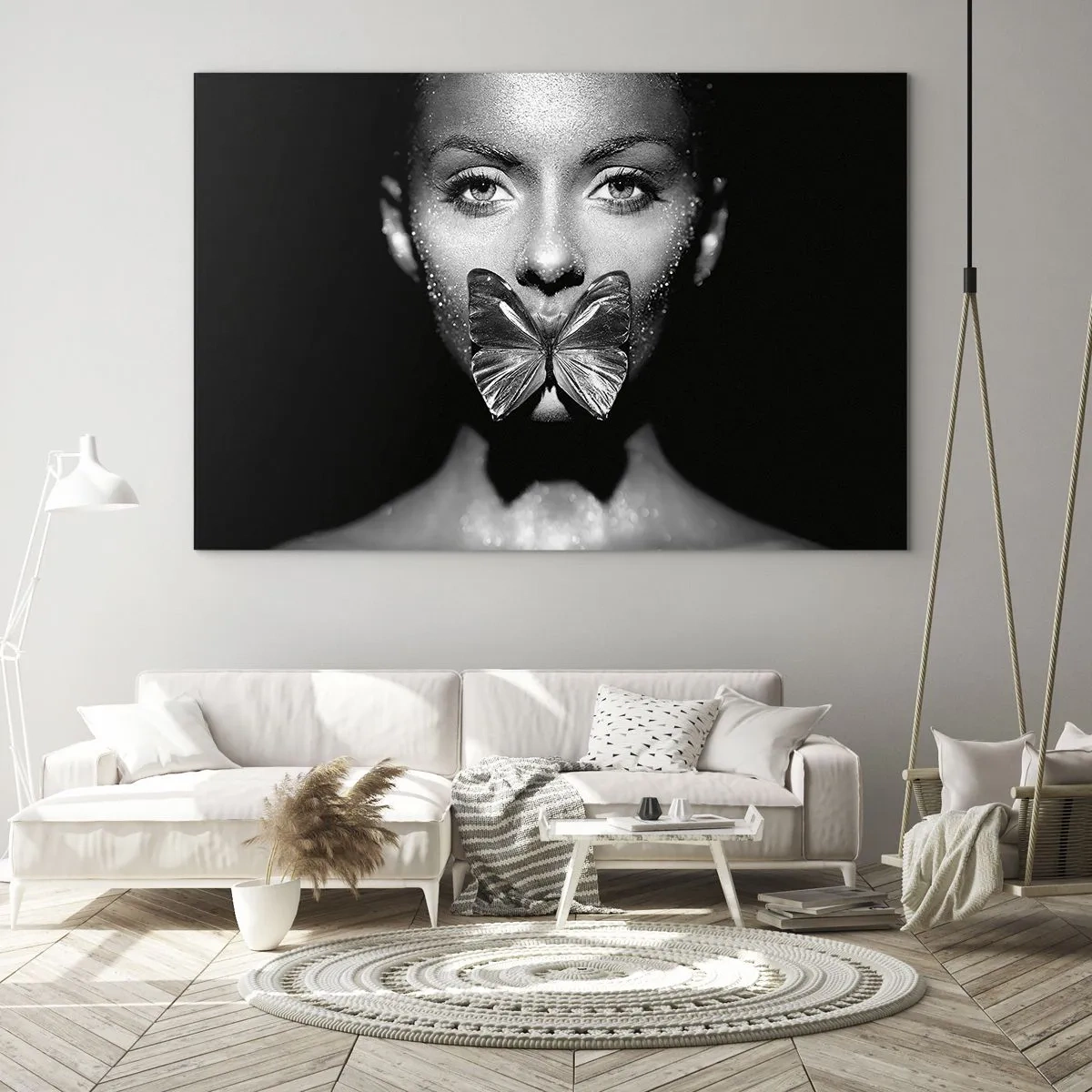 Obraz na szkle - Portret kobiety z motylem na ustach w czerni i bieli - 120x80cm - Motyli pocałunek - Nowoczesna dekoracja ścienna do salonu, kuchni i sypialni ARTTOR