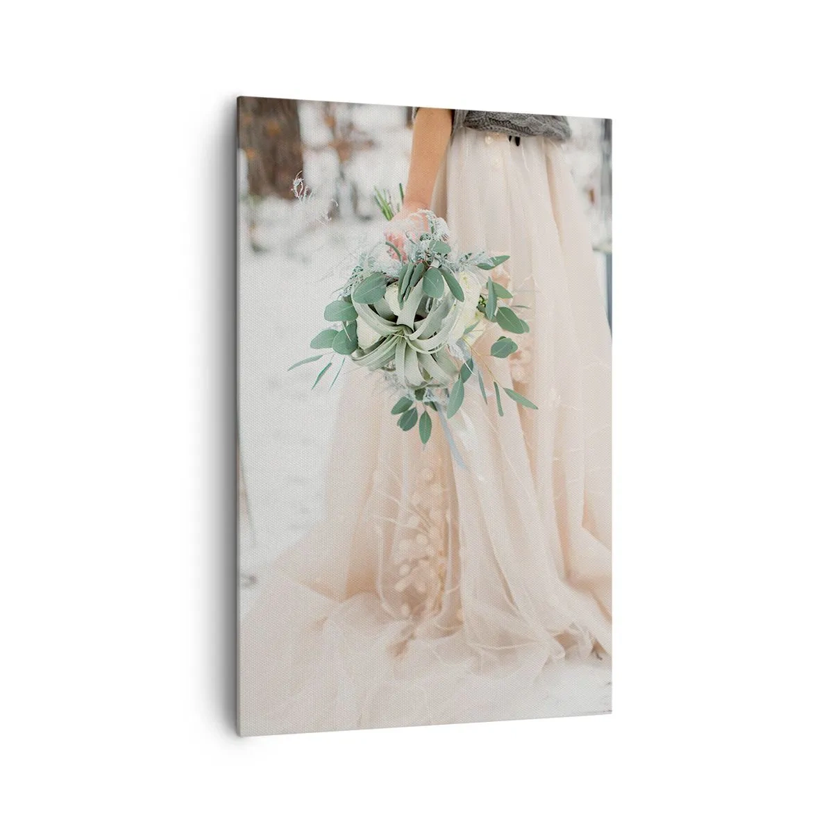 Obraz na płótnie - Panna młoda w beżowej sukni trzymająca bukiet z eukaliptusem na tle śniegu - 80x120cm - I żyli długo i szczęśliwie - Nowoczesna dekoracja ścienna do salonu i sypialni ARTTOR