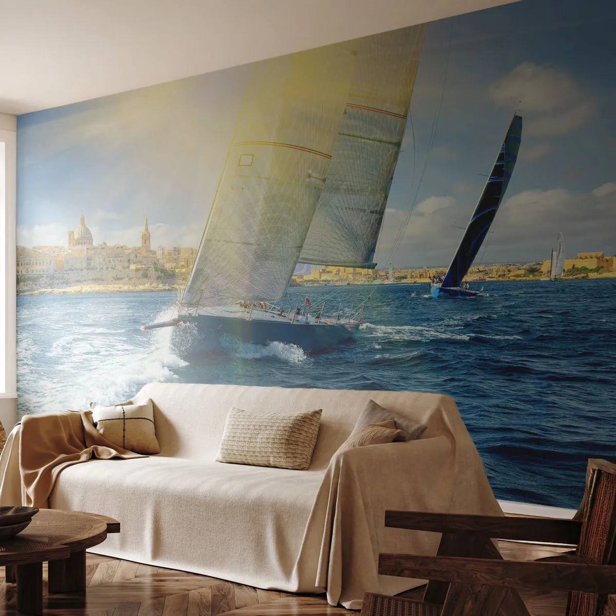 Fototapeta Premium Sand - Żaglówka na morzu z widokiem na miasto - 100x70cm - Pora opuścić miasto - Nowoczesna dekoracja ścienna do salonu, kuchni i sypialni ARTTOR