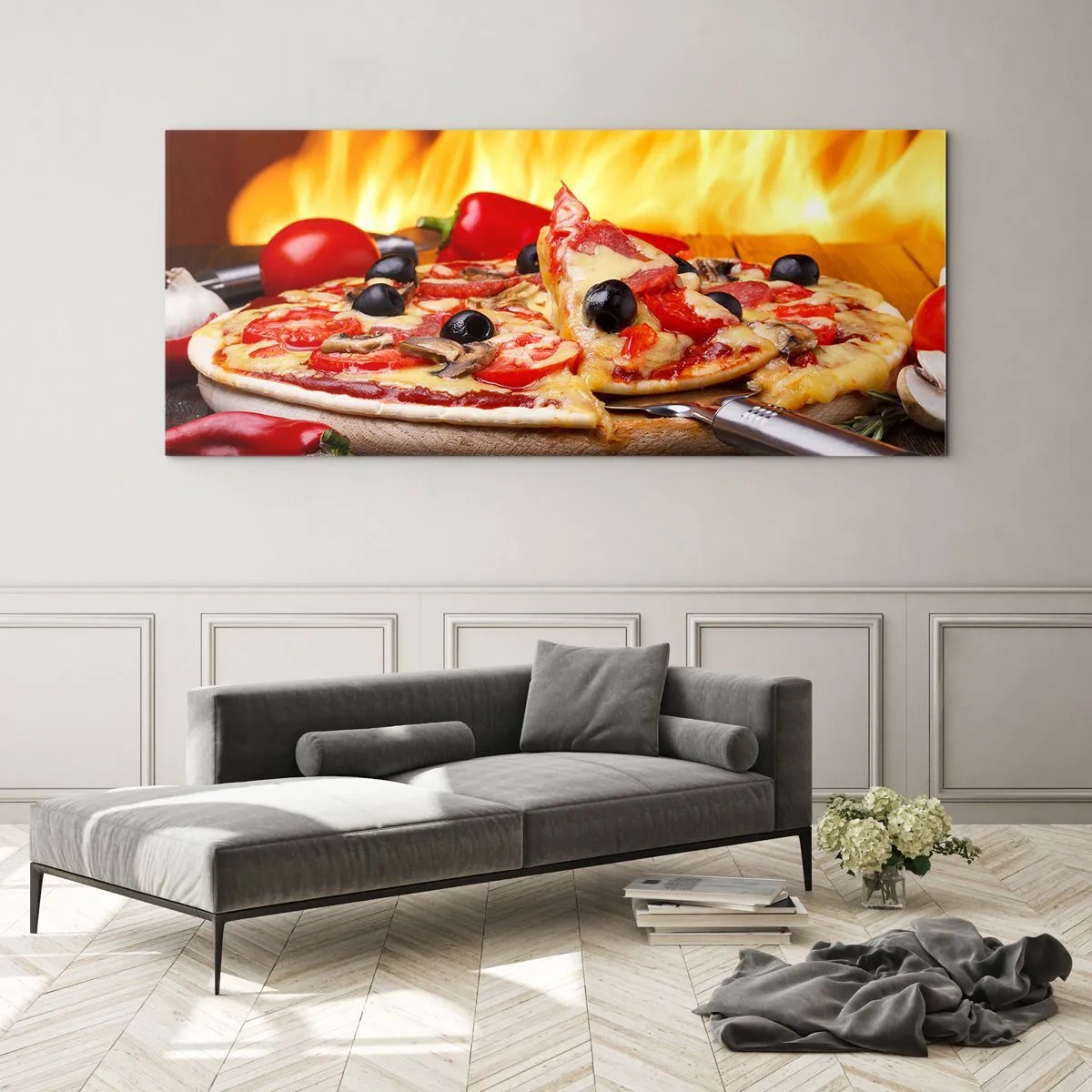Obraz na szkle - Pizza z oliwkami, pomidorami i papryką na tle płomieni - 160x50cm - From Italy with love - Nowoczesna dekoracja ścienna do salonu i sypialni ARTTOR