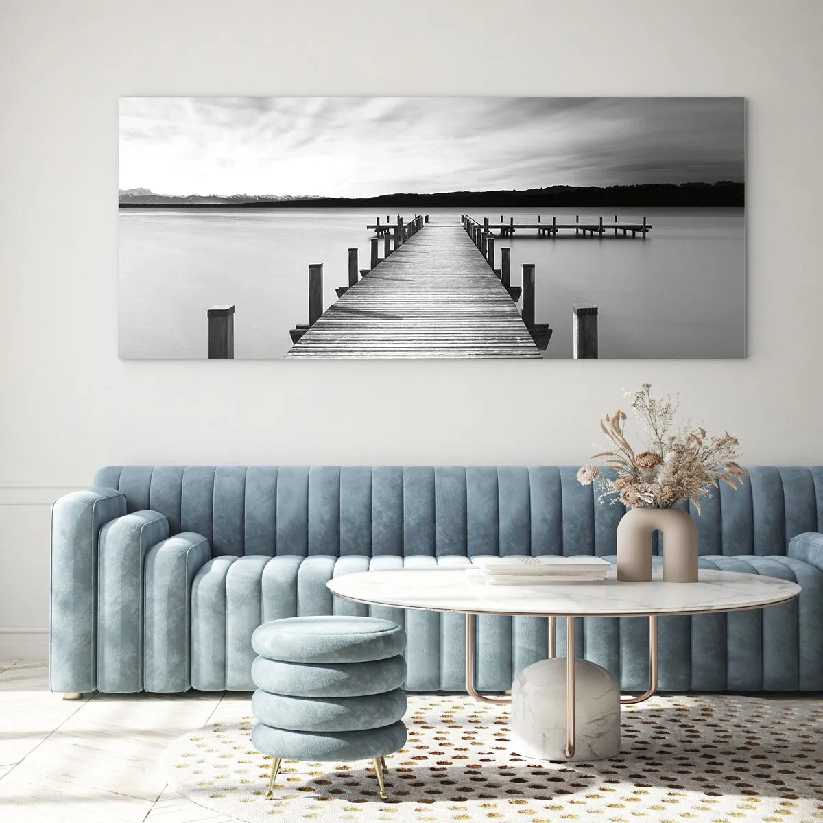 Obraz na szkle - Czarno-biały pomost na spokojnym jeziorze - 120x50cm - U wodopoju – spokoju - Nowoczesna dekoracja ścienna do salonu i sypialni ARTTOR