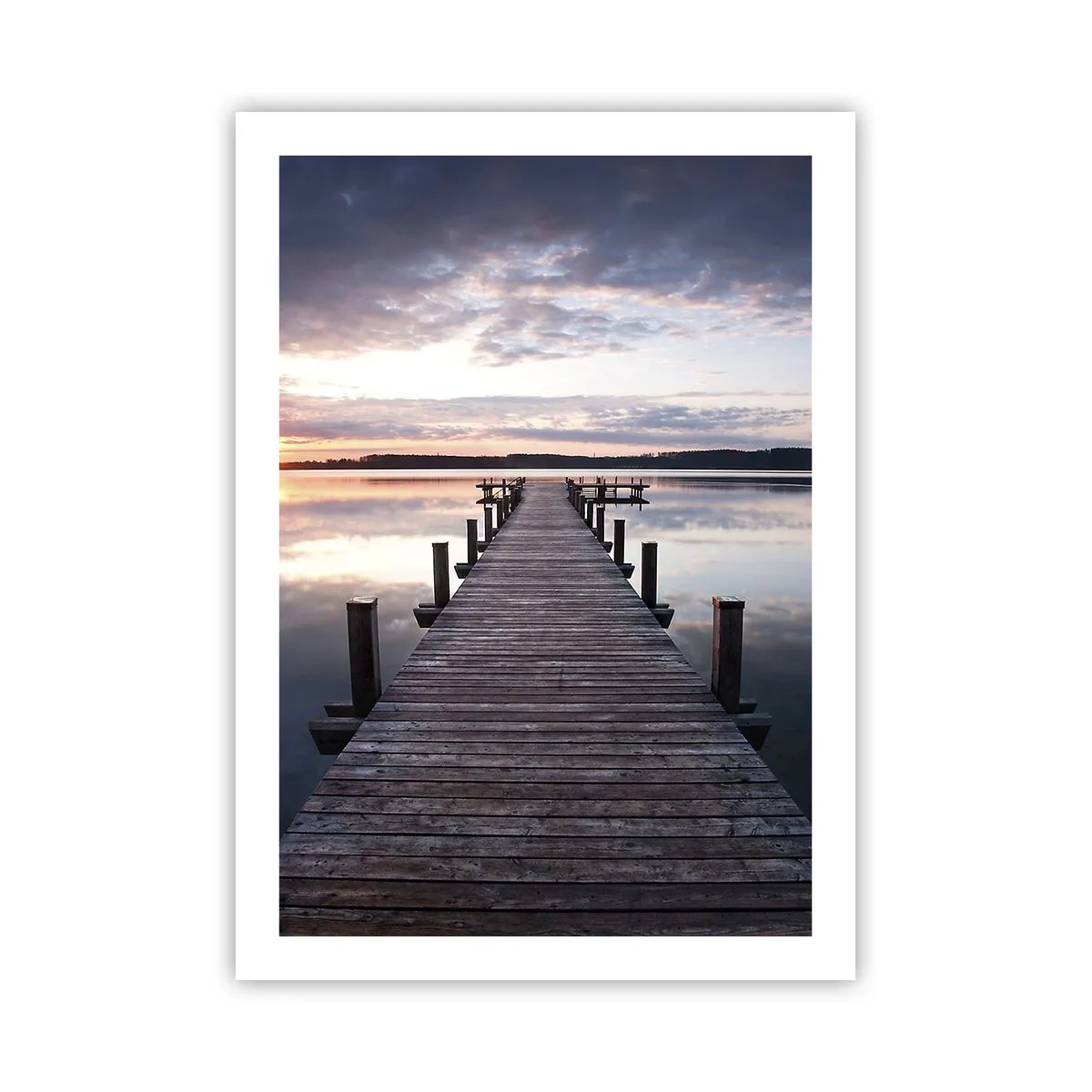 Plakat - Drewniany pomost nad spokojnym jeziorem o zachodzie słońca - 50x70cm - Cicha granica dnia i nocy - Nowoczesna dekoracja ścienna do salonu, kuchni i sypialni ARTTOR