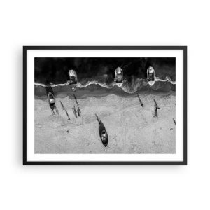 Plakat w czarnej ramie - Czarno-biały widok łodzi na plaży z lotu ptaka - 70x50cm - Jeszcze na brzegu… - Nowoczesna dekoracja ścienna do salonu i sypialni ARTTOR