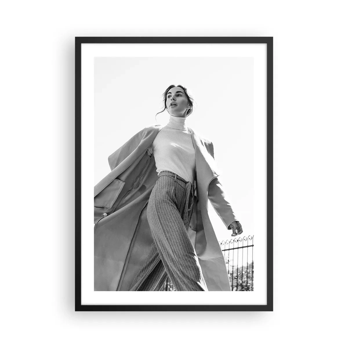 Plakat w czarnej ramie - Stylowa kobieta w długim płaszczu krocząca z pewnością siebie - 50x70cm - Idziesz ze mną? - Nowoczesna dekoracja ścienna do salonu i sypialni ARTTOR