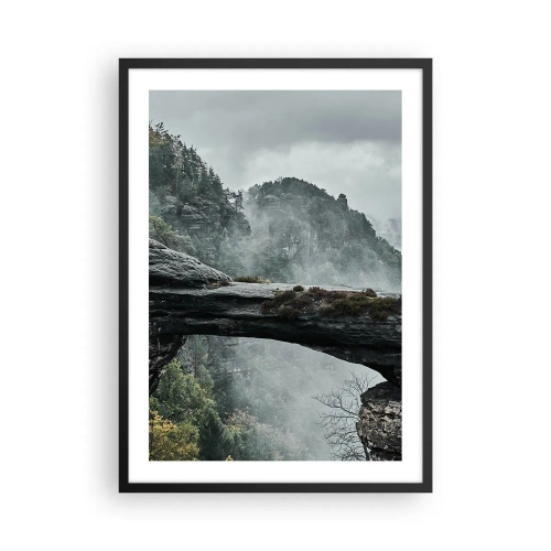 Plakat w czarnej ramie - Fotografia tajemniczego mostu skalnego otoczonego mgłą w górskim krajobrazie - 50x70cm - Zaraz się zacznie przygoda - Nowoczesna dekoracja ścienna do salonu i sypialni ARTTOR